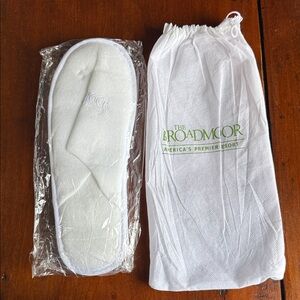 The Broadmoor White Resort Slippers with Drawstring Bag